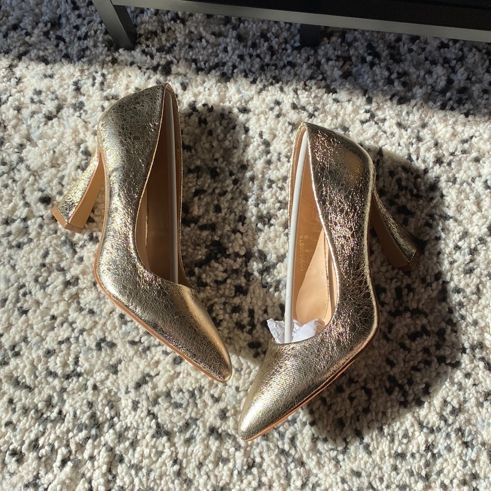 Vici Industry Metallic Pumps pointed toe and modern tapered chunky heel